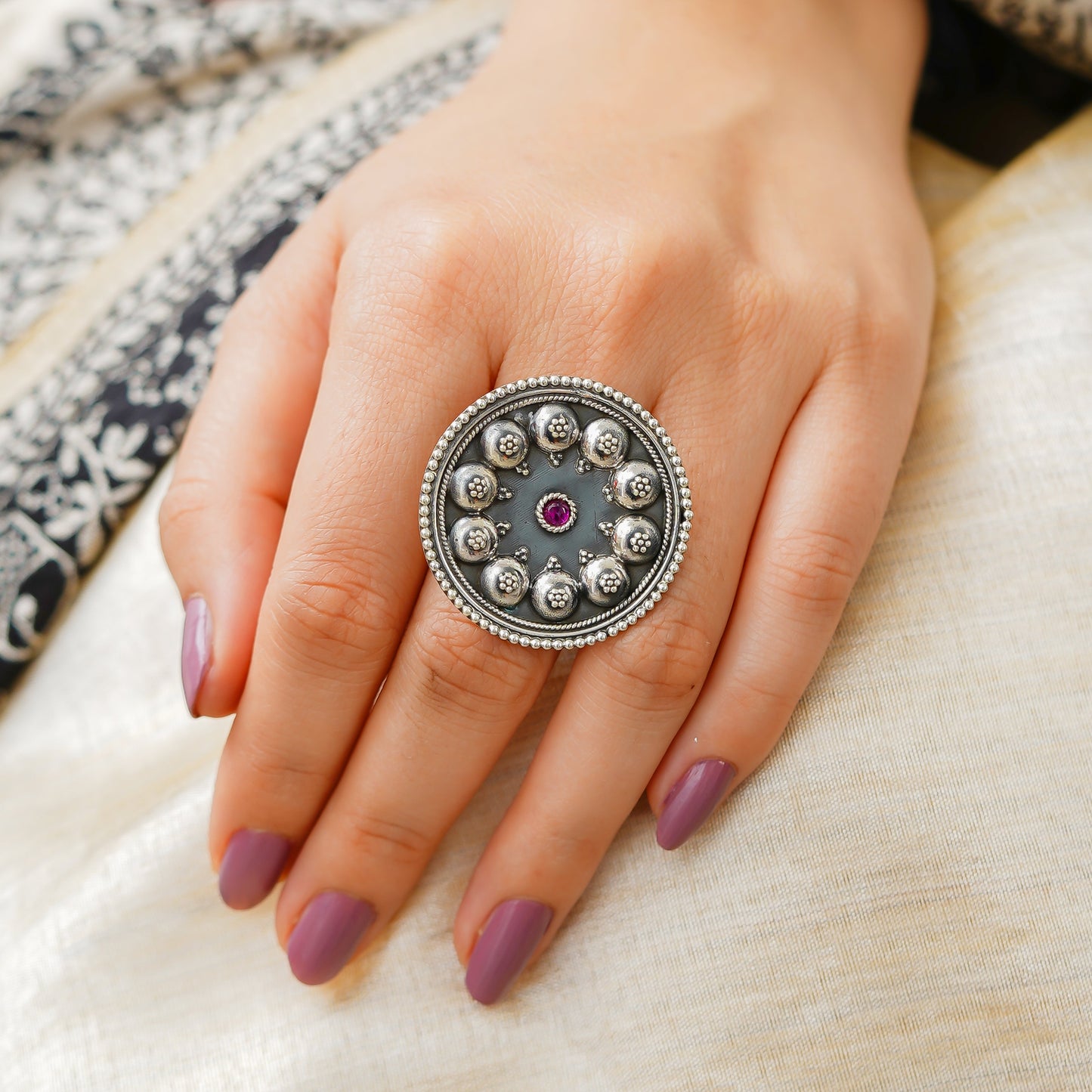 Moha Embossed Rawa Half Topi Red Stone Ring