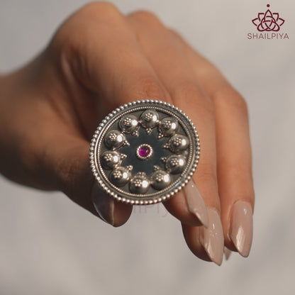 Moha Embossed Rawa Half Topi Red Stone Ring