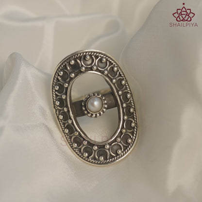 Meera Embossed Thik Rawa Pearl Oval Ring